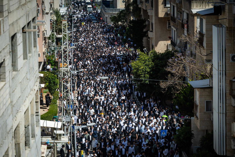 רחובות אבלים: רגעים כאובים מהלווייתו של הרב מאזוז