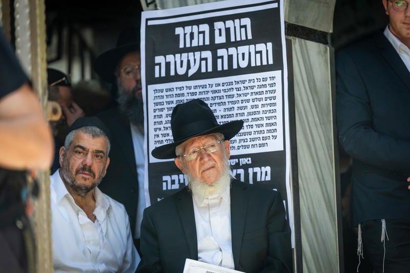 רחובות אבלים: רגעים כאובים מהלווייתו של הרב מאזוז