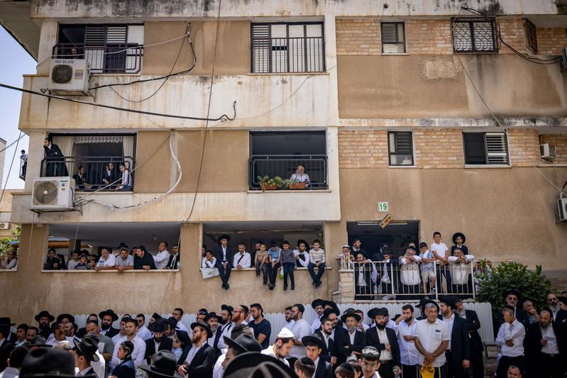 רחובות אבלים: רגעים כאובים מהלווייתו של הרב מאזוז