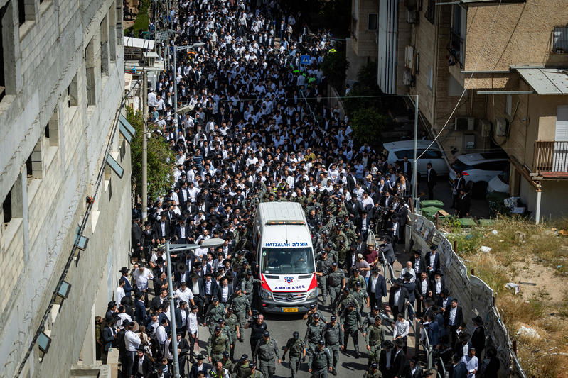 רחובות אבלים: רגעים כאובים מהלווייתו של הרב מאזוז