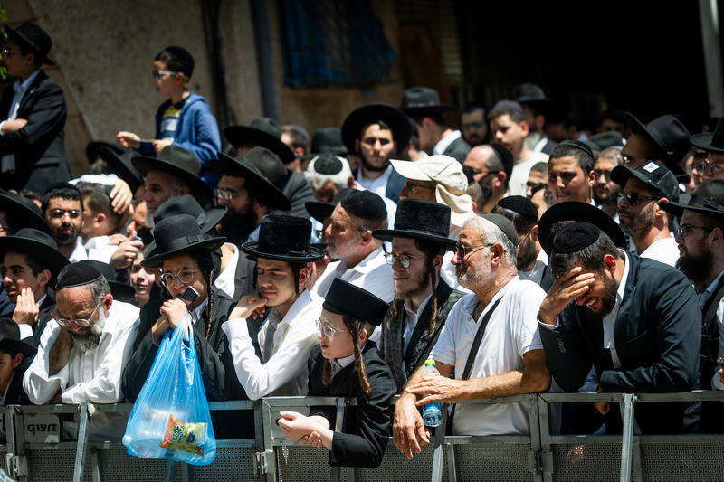 רחובות אבלים: רגעים כאובים מהלווייתו של הרב מאזוז