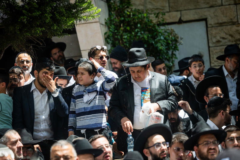 רחובות אבלים: רגעים כאובים מהלווייתו של הרב מאזוז