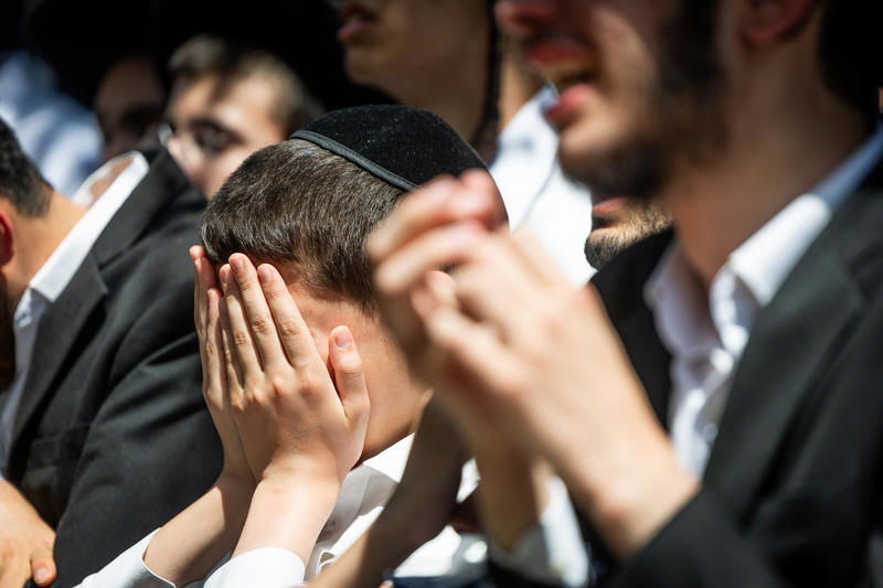 רחובות אבלים: רגעים כאובים מהלווייתו של הרב מאזוז