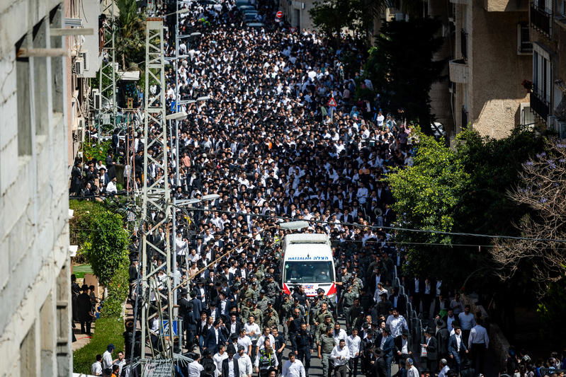 רחובות אבלים: רגעים כאובים מהלווייתו של הרב מאזוז