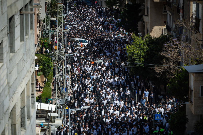 רחובות אבלים: רגעים כאובים מהלווייתו של הרב מאזוז