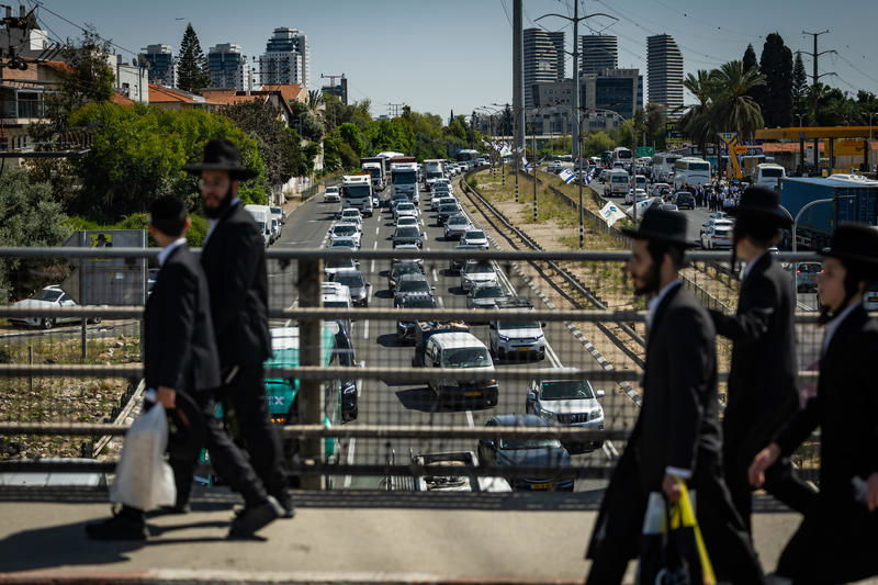 רחובות אבלים: רגעים כאובים מהלווייתו של הרב מאזוז