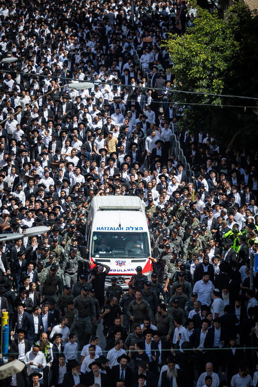 רחובות אבלים: רגעים כאובים מהלווייתו של הרב מאזוז
