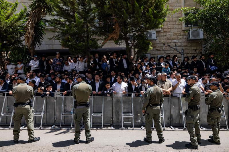 רחובות אבלים: רגעים כאובים מהלווייתו של הרב מאזוז