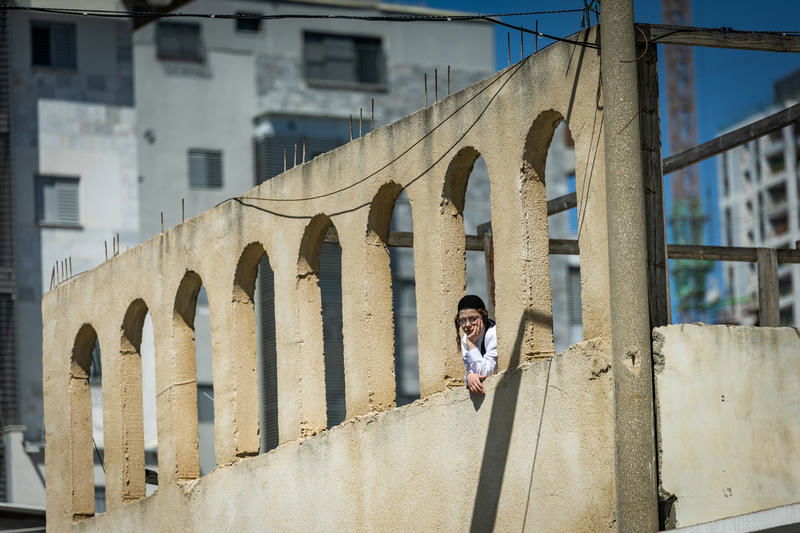 רחובות אבלים: רגעים כאובים מהלווייתו של הרב מאזוז