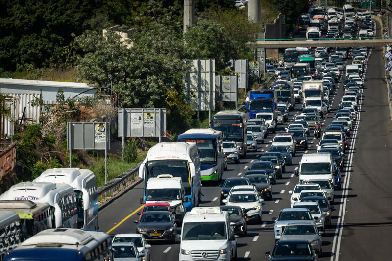 רחובות אבלים: רגעים כאובים מהלווייתו של הרב מאזוז