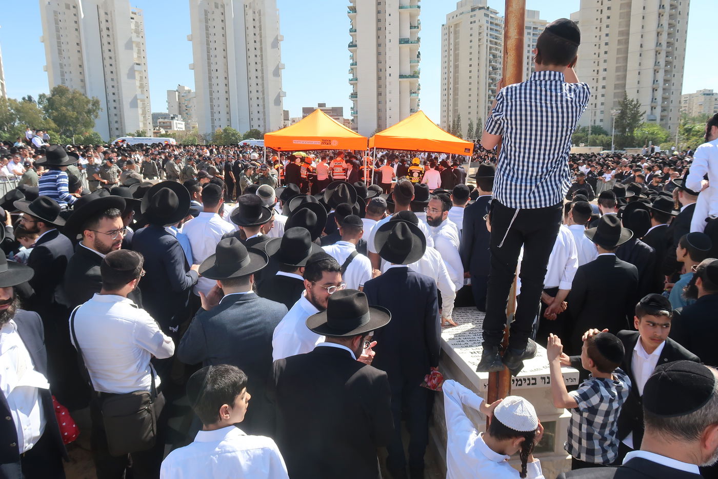 מסע הלוויית הגאון רבי מאיר מאזוז זצ"ל