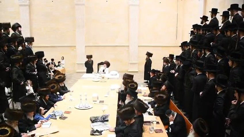 טיש נעילת החג בחצה"ק פרמישלאן