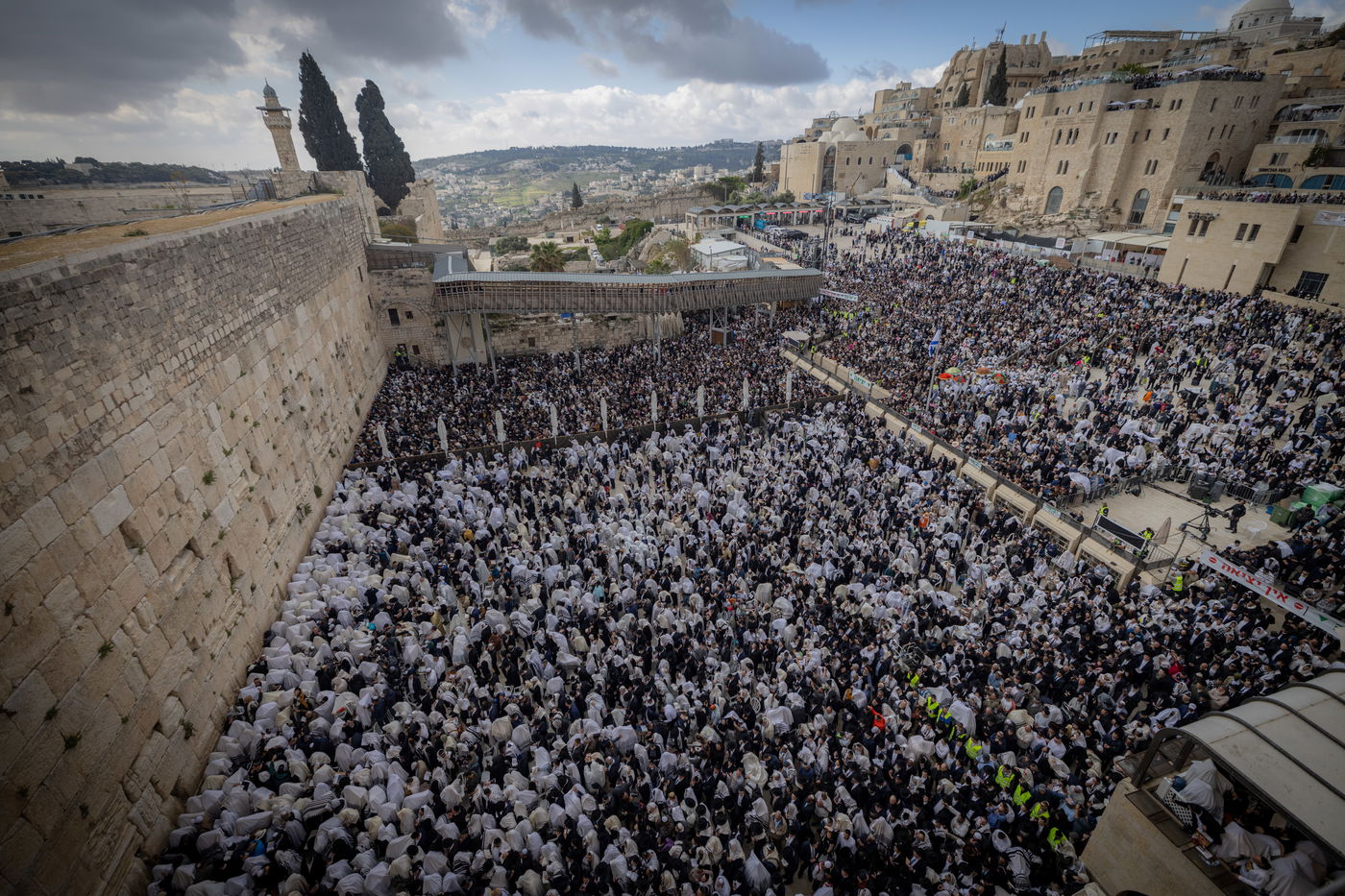 רבבות במעמד ברכת הכהנים בכותל המערבי