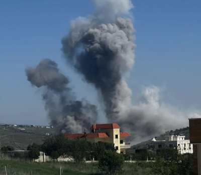 פטריות עשן עצומות מול המסעדה הפסטורלית וברקע משחק הכדורגל | תיעוד נרחב