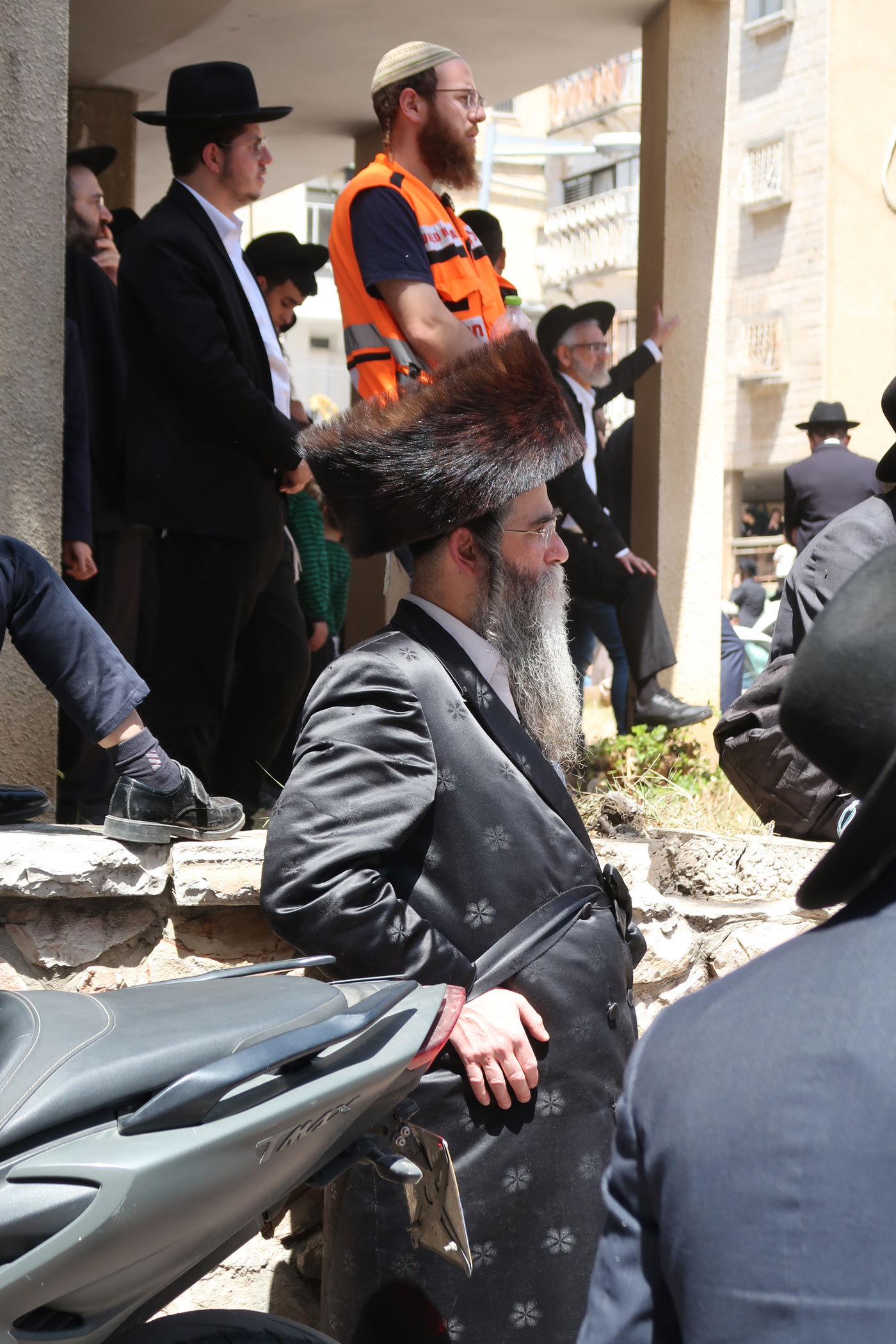 הרה"ג ר' שאול גרינברגר משב"ק האדמו"ר מויז'ניץ, במסע ההלוויה