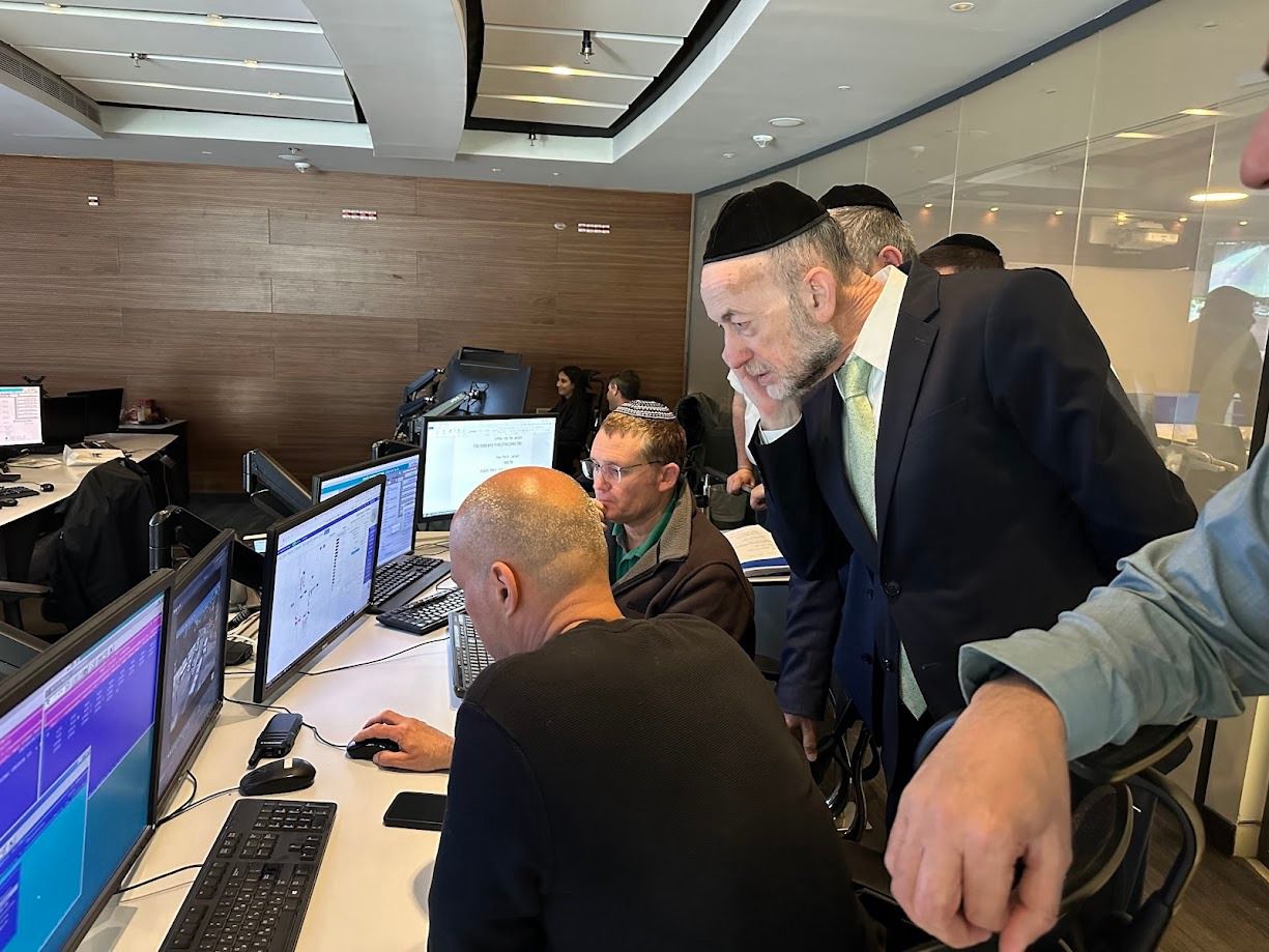 סגן שר התחבורה אורי מקלב עוקב מקרוב אחר מערך התחבורה הציבורית בפסח