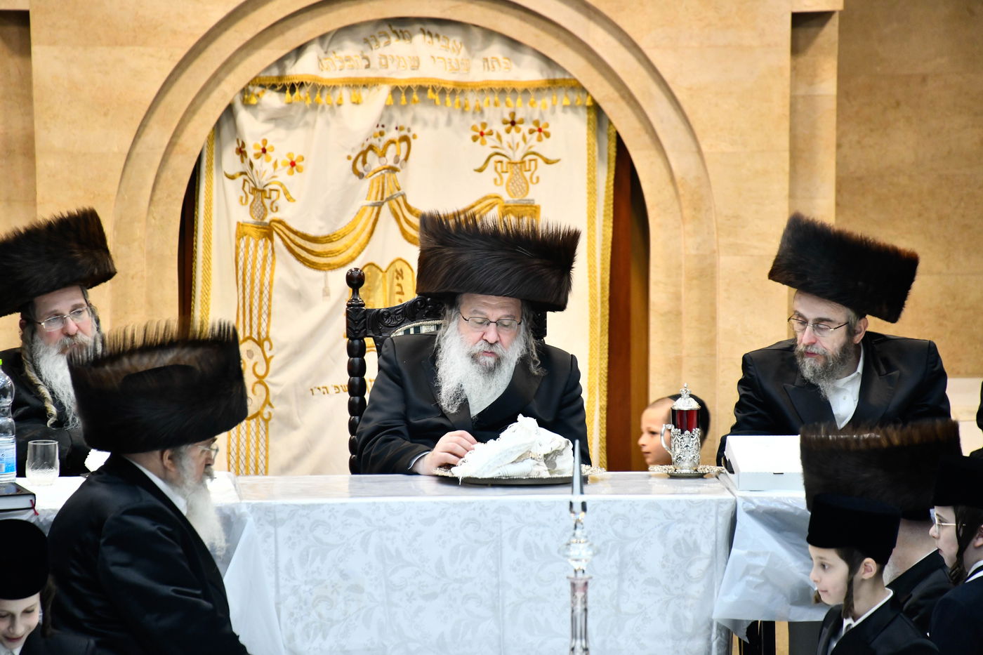 האדמו"ר מנדבורנה בטיש נעילת החג 