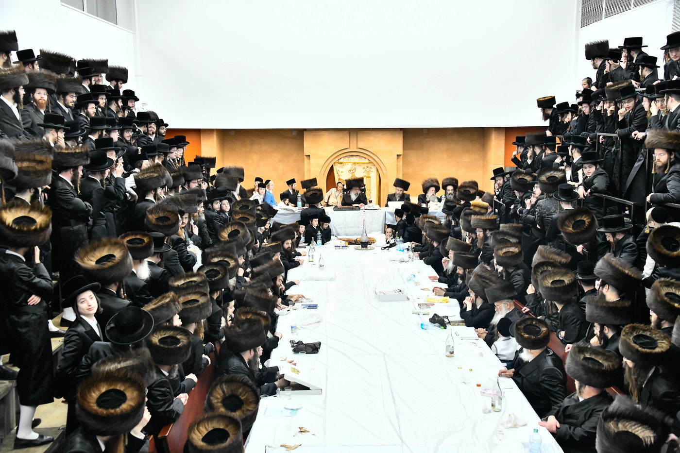 האדמו"ר מנדבורנה בטיש נעילת החג 