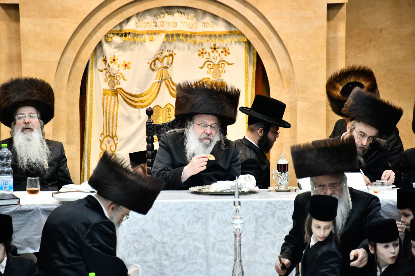 האדמו"ר מנדבורנה בטיש נעילת החג 