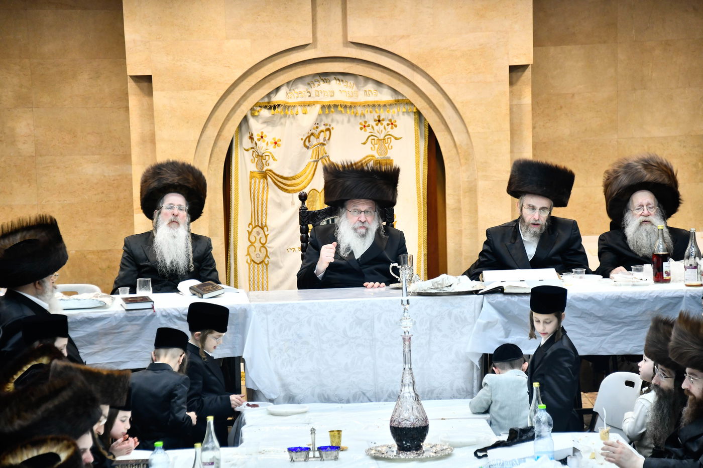 האדמו"ר מנדבורנה בטיש נעילת החג 