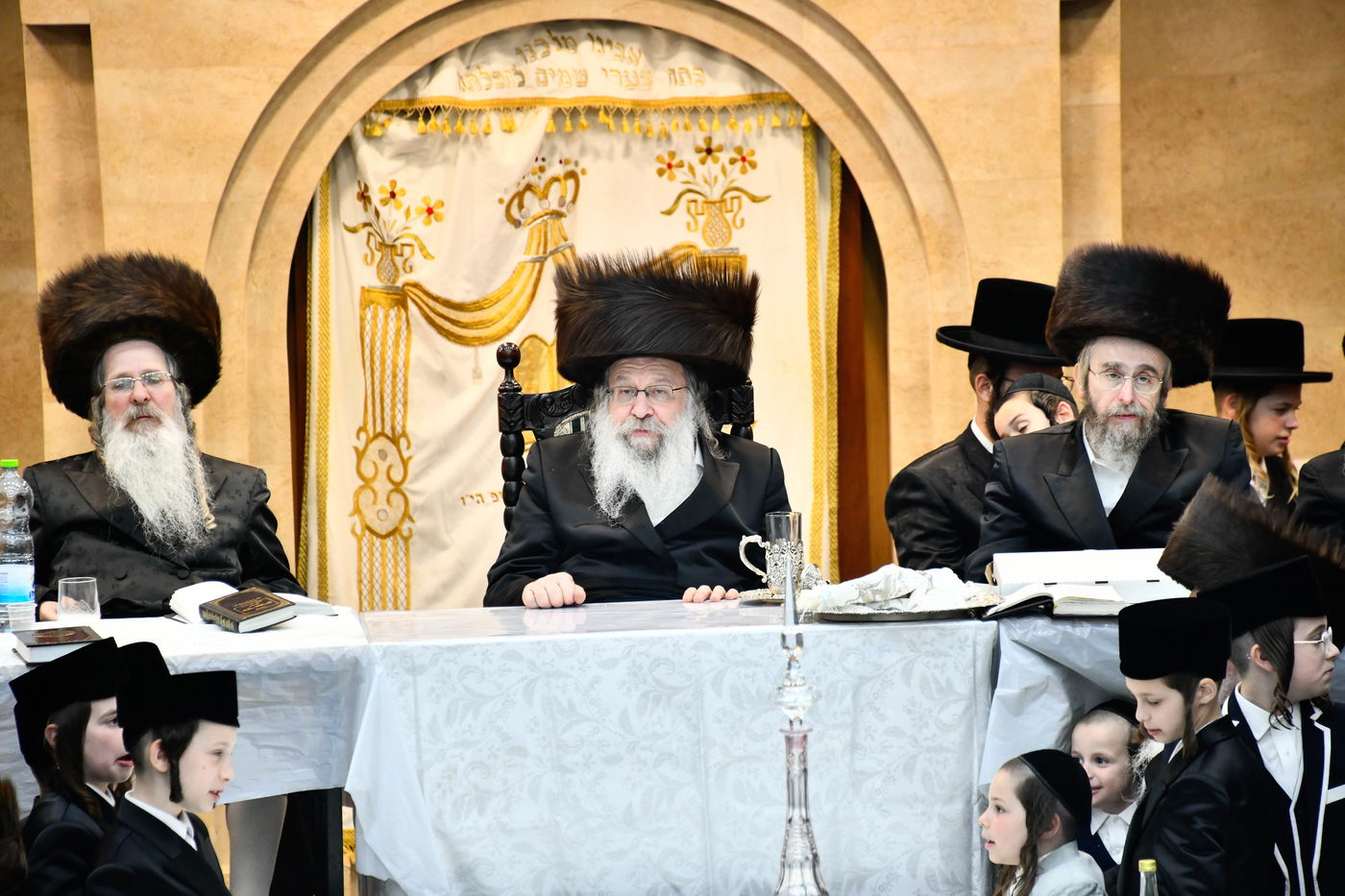 האדמו"ר מנדבורנה בטיש נעילת החג 