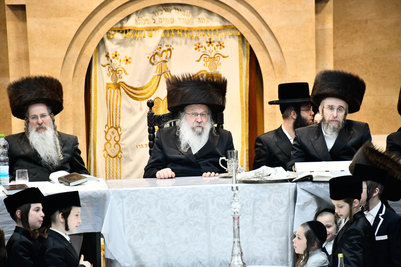 האדמו"ר מנדבורנה בטיש נעילת החג 