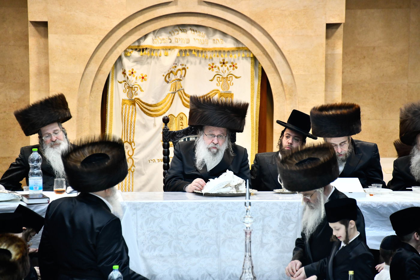 האדמו"ר מנדבורנה בטיש נעילת החג 