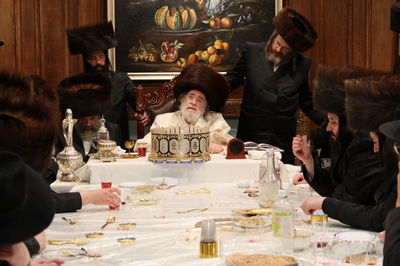 האדמו"ר מויז'ניץ בטיש נעילת החג בלוס אנג'לס