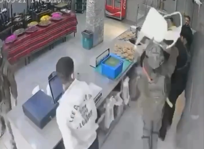 זריקת הכיסא על ידי החייל