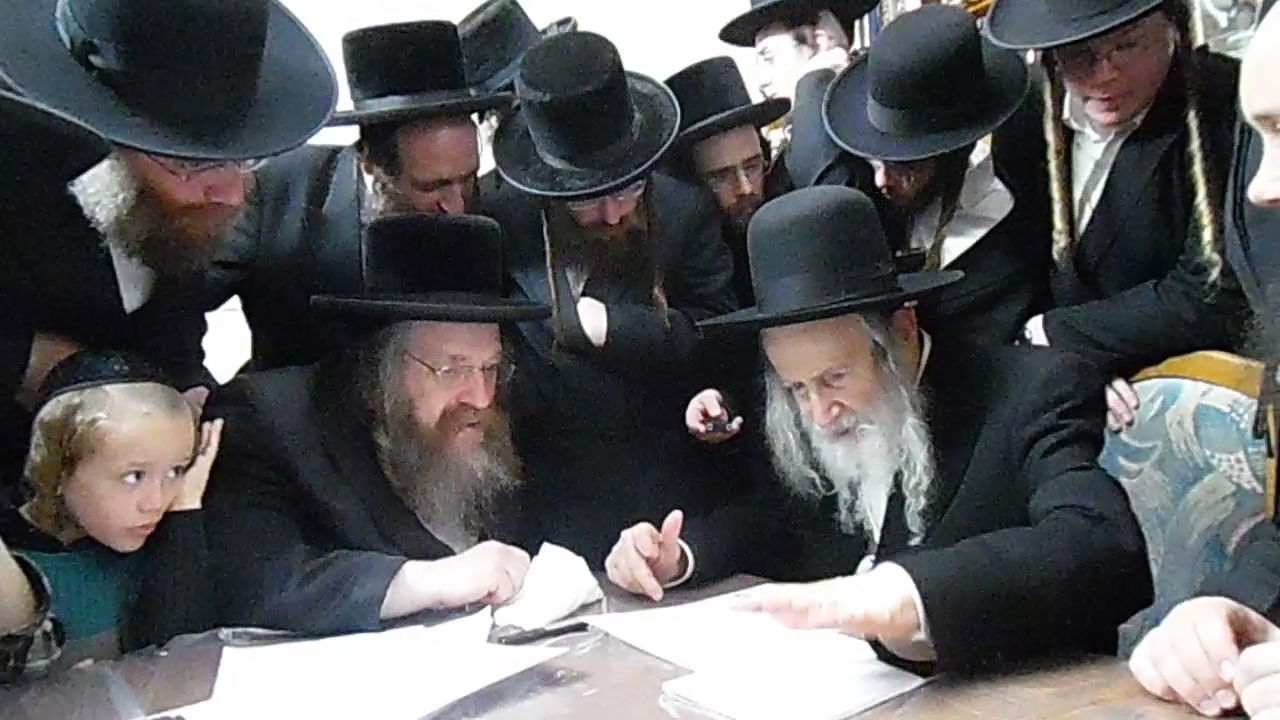 האדמו"ר מאמשינוב במכירת חמץ