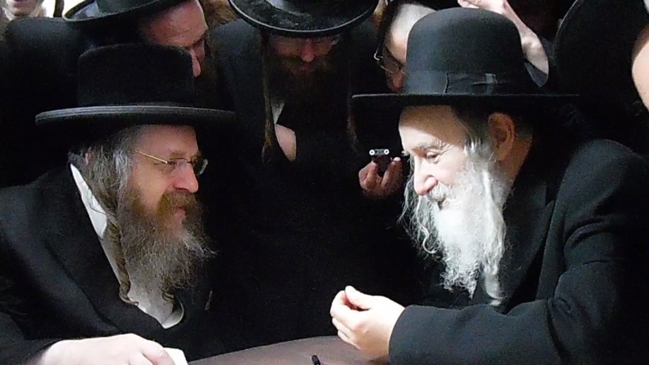 האדמו"ר מאמשינוב במכירת חמץ