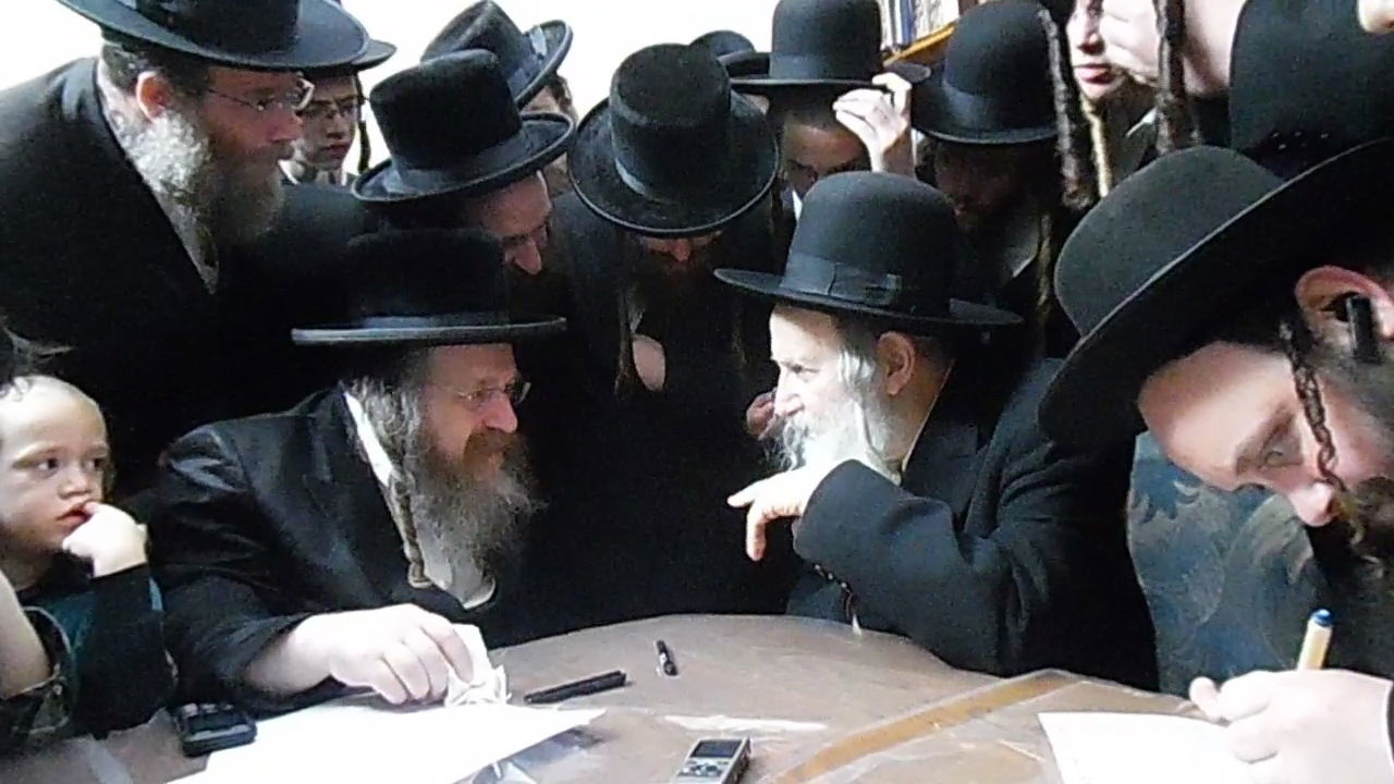 האדמו"ר מאמשינוב במכירת חמץ