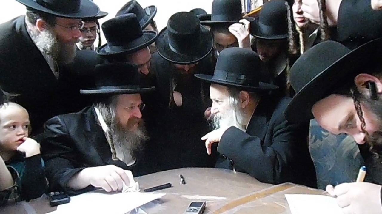 האדמו"ר מאמשינוב במכירת חמץ