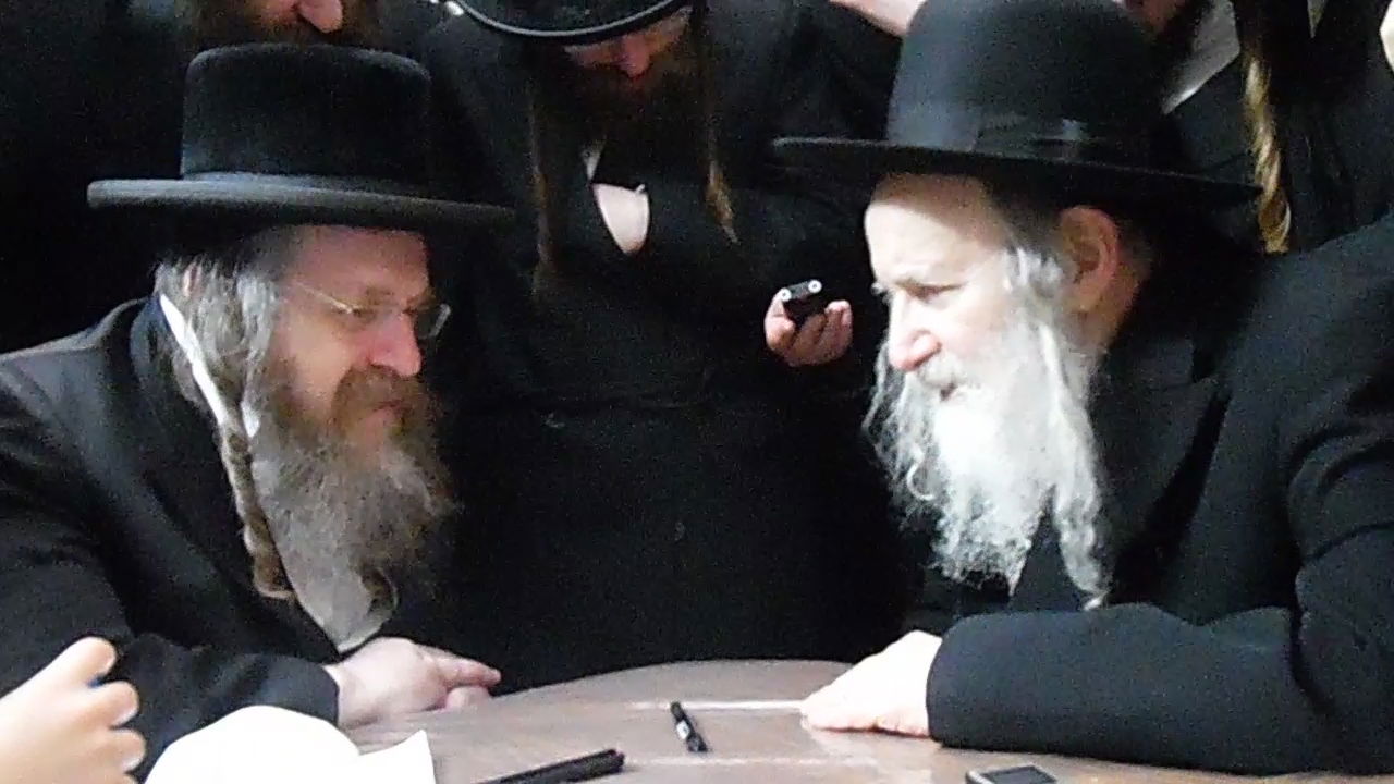 האדמו"ר מאמשינוב במכירת חמץ