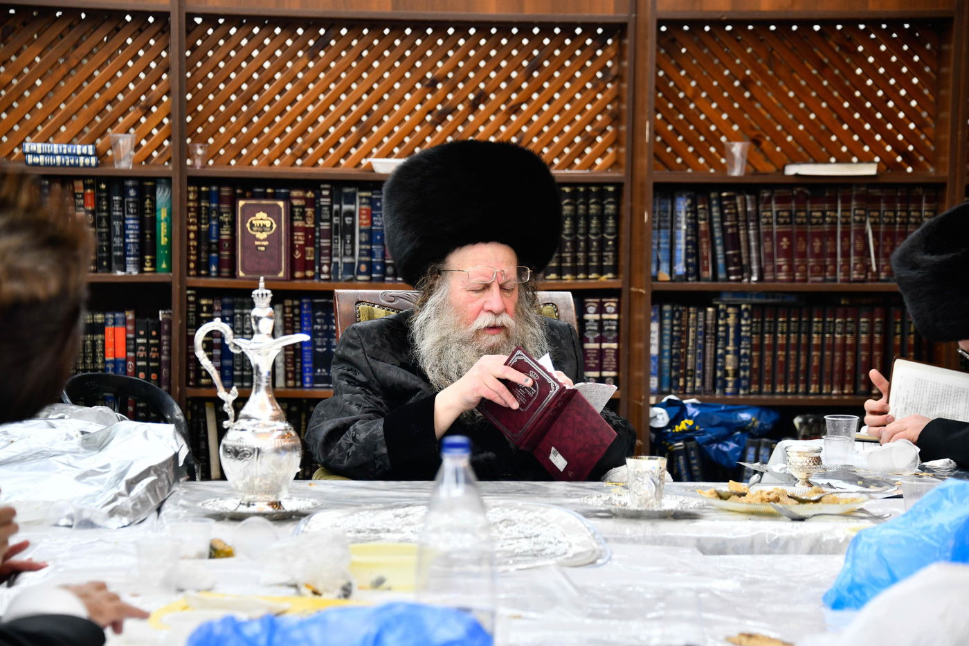 האדמו"ר מקוזמיר בנעילת החג