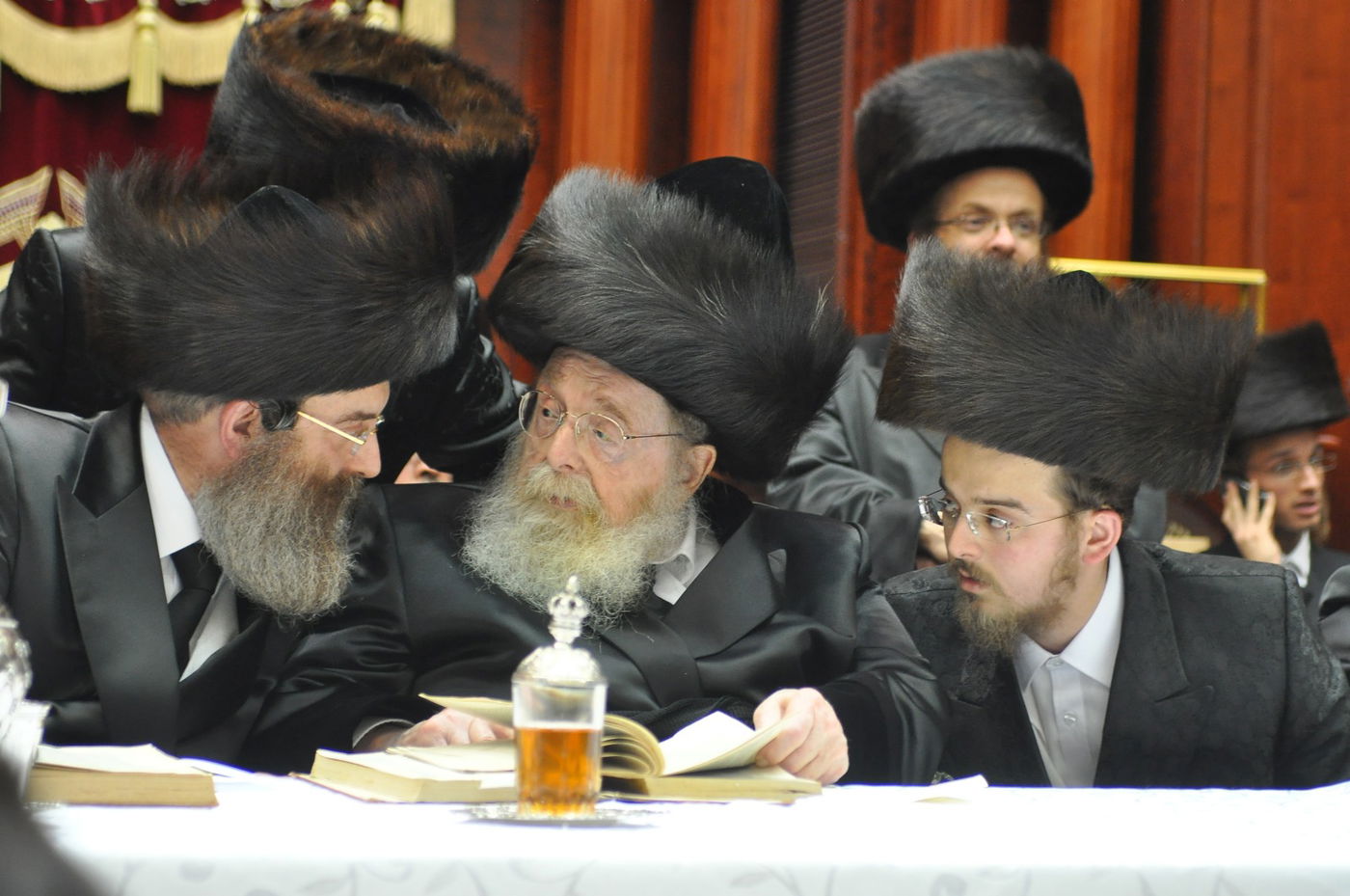 האדמו"רים מסאדיגורה זצ"ל, עם האדמו"ר מלונדון