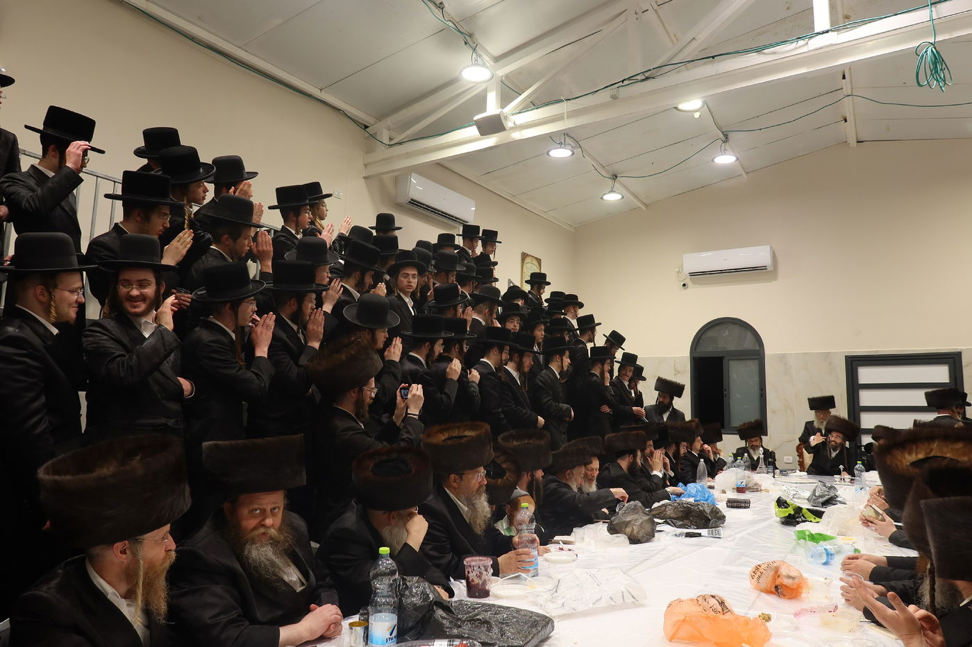 טיש נעילת החג בחצה"ק זוויעהיל