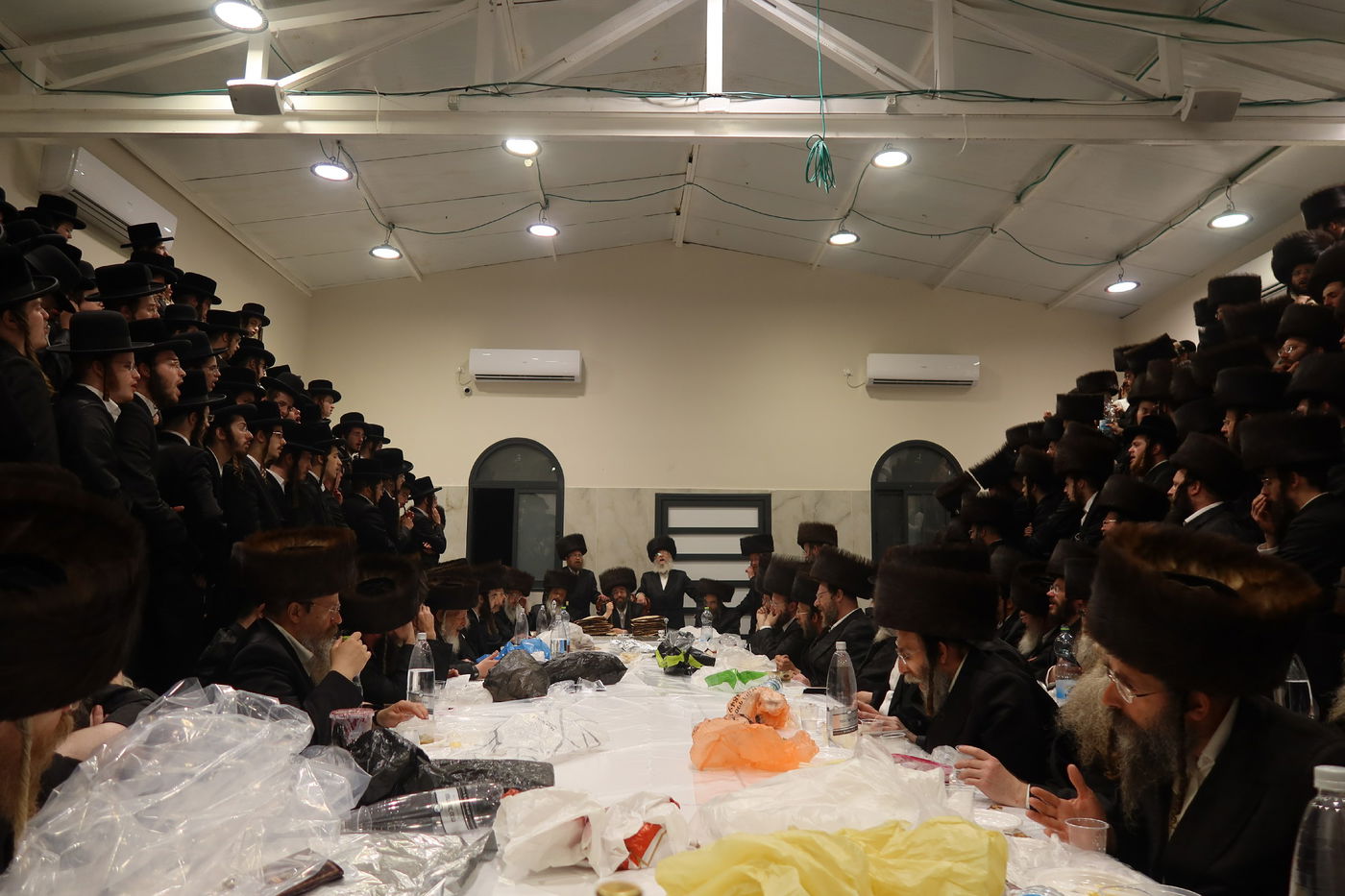 טיש נעילת החג בחצה"ק זוויעהיל