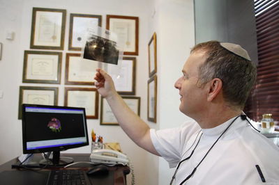 ד"ר הלל ברוך: השתלת שן מונחית מחשב, מציעה פתרון מתקדם, מדויק ויעיל