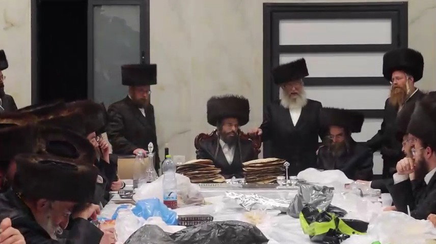 טיש נעילת החג בחצה"ק זוויעהיל