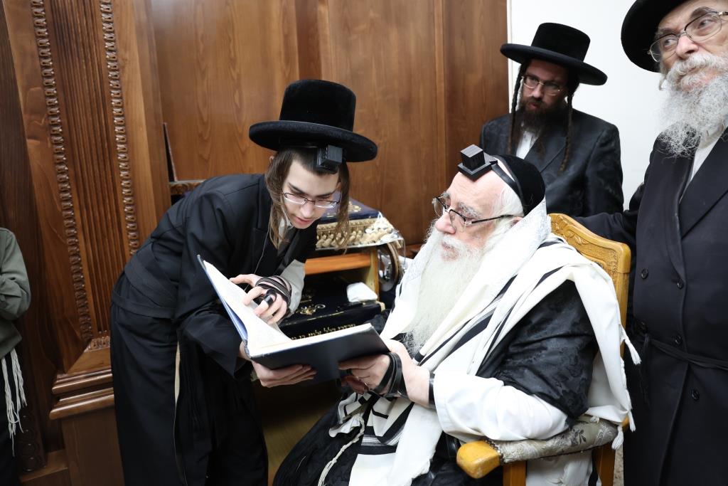 סיום תענית בכורים אצל האדמו"ר מצאנז