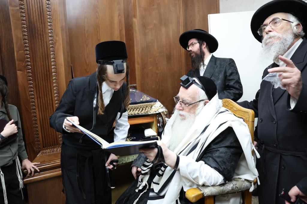 סיום תענית בכורים אצל האדמו"ר מצאנז