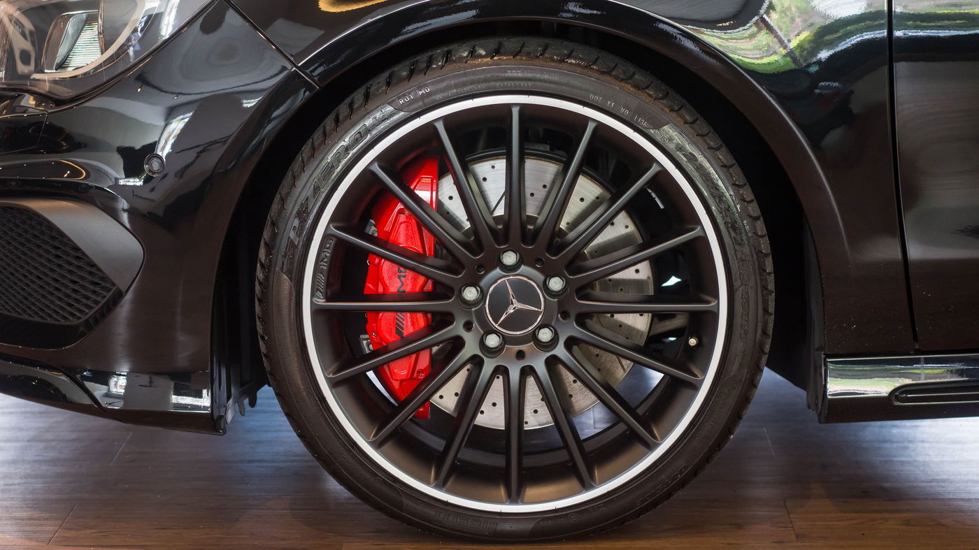 קליפר אדום במרצדס