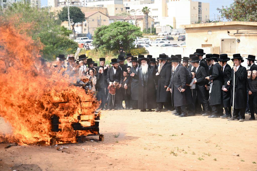 האדמו"ר מצאנז בשריפת חמץ