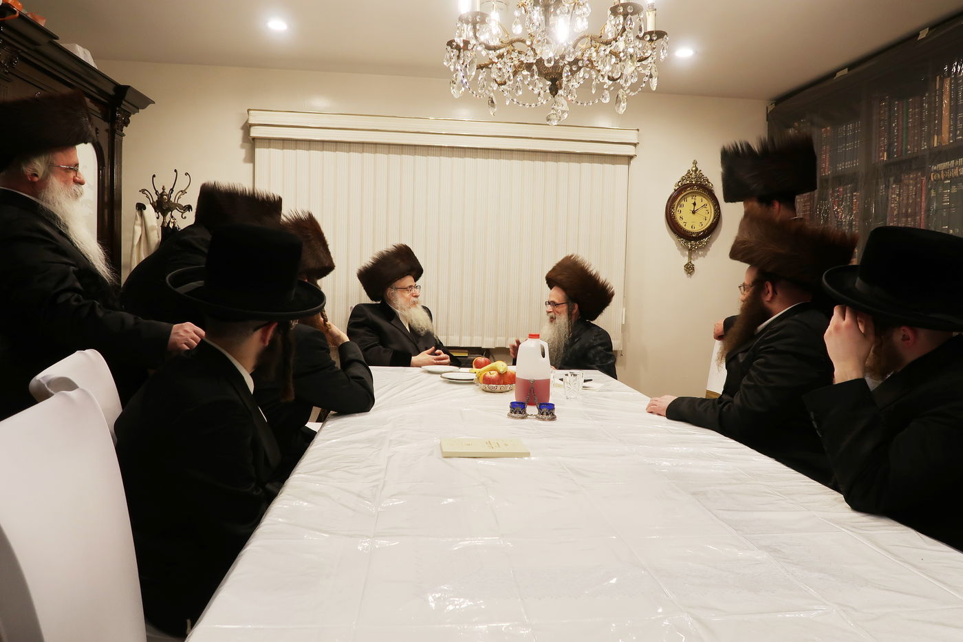 האדמו"ר מצאנז קלויזנבורג בביקור אצל גיסו האדמו"ר מצאנז זוועיהיל