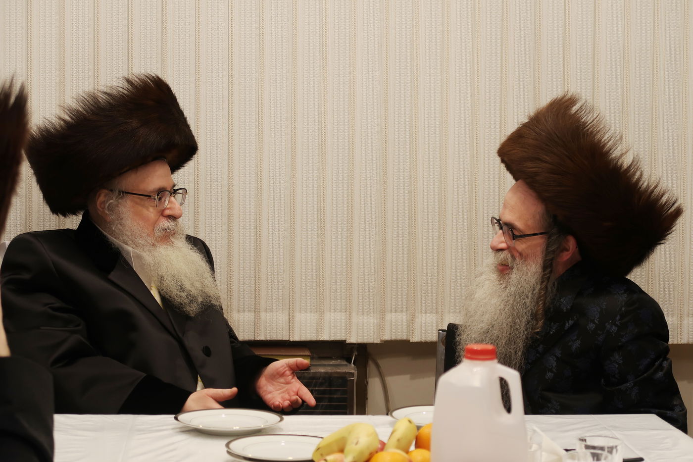 האדמו"ר מצאנז קלויזנבורג בביקור אצל גיסו האדמו"ר מצאנז זוועיהיל