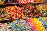 ממתקים מלאים בצבעי מאכל