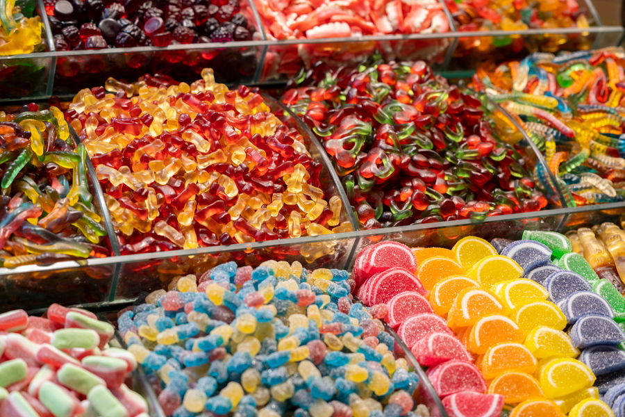 ממתקים מלאים בצבעי מאכל