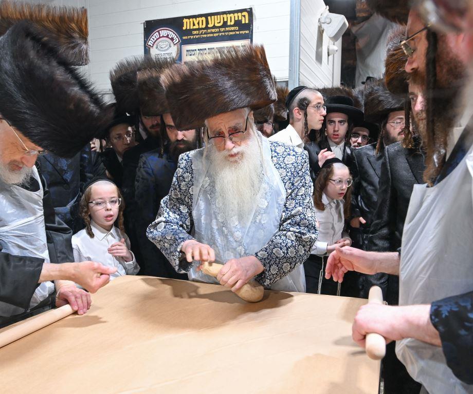 האדמו"ר מצאנז באפיית מצות מצווה