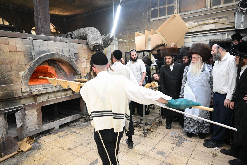 האדמו"ר מצאנז באפיית מצות מצווה